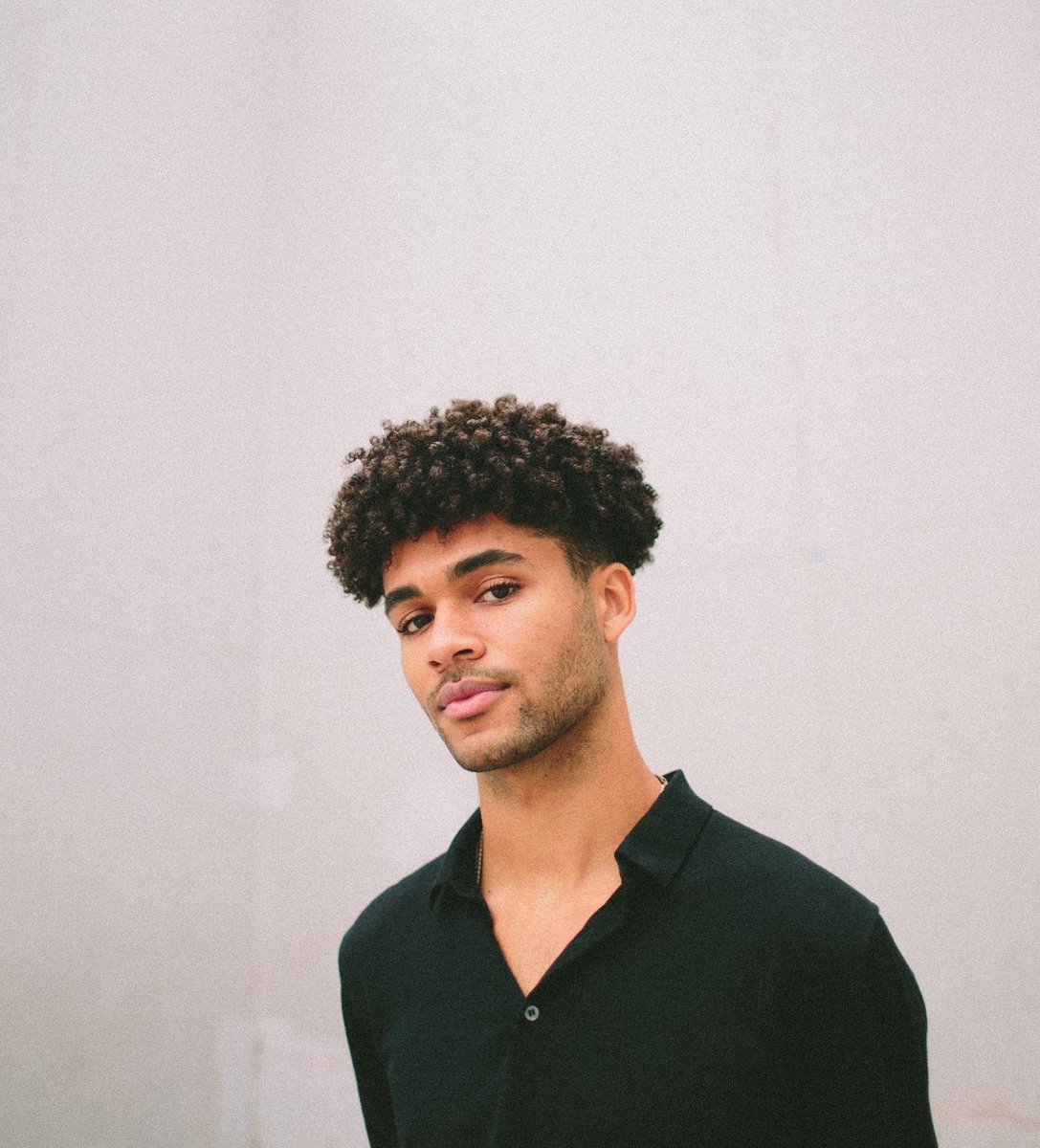 ASCAPFoundation's tweet image. 🎉CONGRATS @asheryelo🏆'22 Harold Adamson Lyric Awardee for Pop🎉
🎤English-Nigerian producer/singer-songwriter/instrumentalist/speaker/model.
🎵Debut solo project played on 3,000 @Spotify playlists &amp;amp; @BBCR1 UK Top 40. 🎶Lead single featured in @Oprah's #QueenSugar.