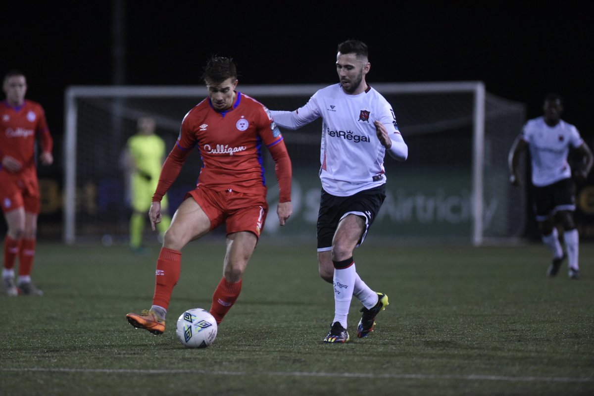DundalkFC's tweet photo. Moments after Wasiri has a header saved by van der Sluis, Shels go down the other end and Matty Smith misses a glorious opportunity to make it three.

📸 | @cul7

40 // DFC 0-2 SHE https://t.co/yScgGo88P1