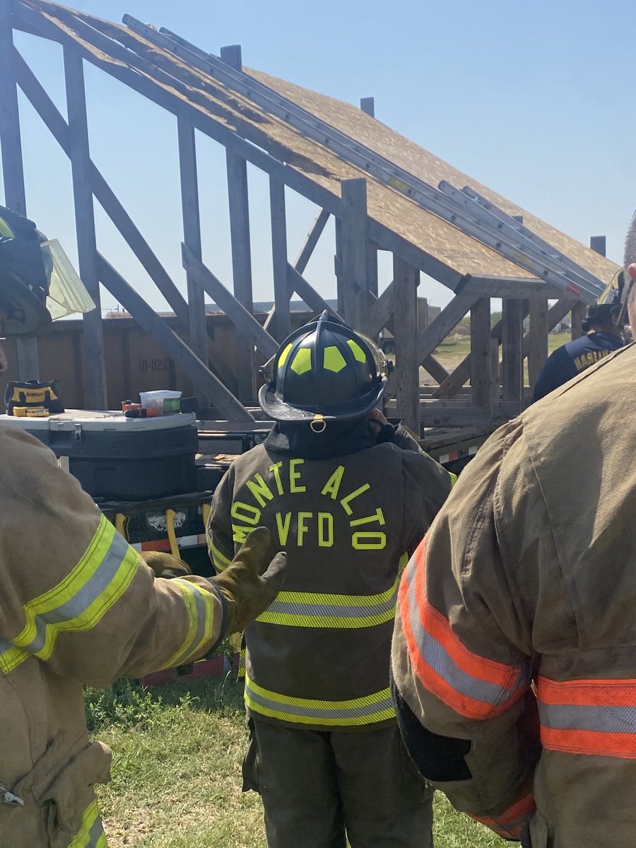 cityofedinburg's tweet photo. ๐ฅ Big props to our Edinburg FD! They hosted the RGVFFMA 73rd Annual Fire & Public Safety Academy and it was a huge success! An estimated 500 first responders attended classes in firefighting, rescue, emergency management, technical rescue, and leadership. #AlwaysOnHand ๐ ๐งฏ ๐จโ๐ https://t.co/qkGltGt3yx