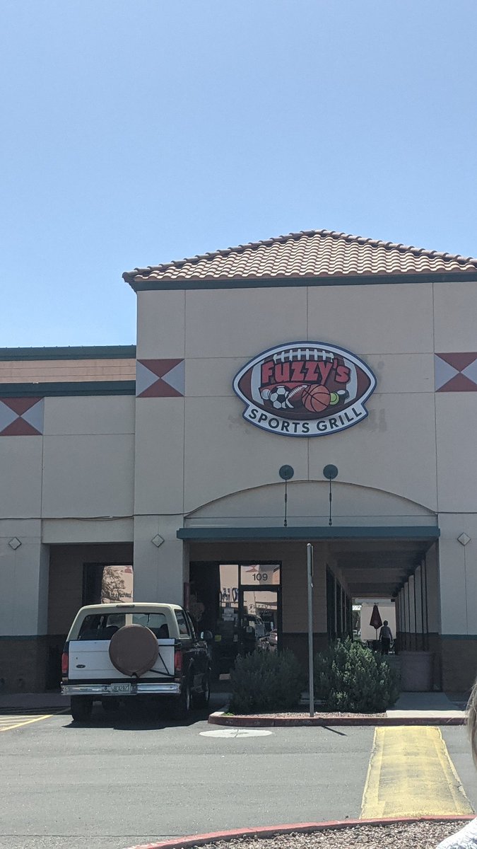 LemsTravie's tweet image. Heyyyyy @machinegunkelly #Fuzzys #bar