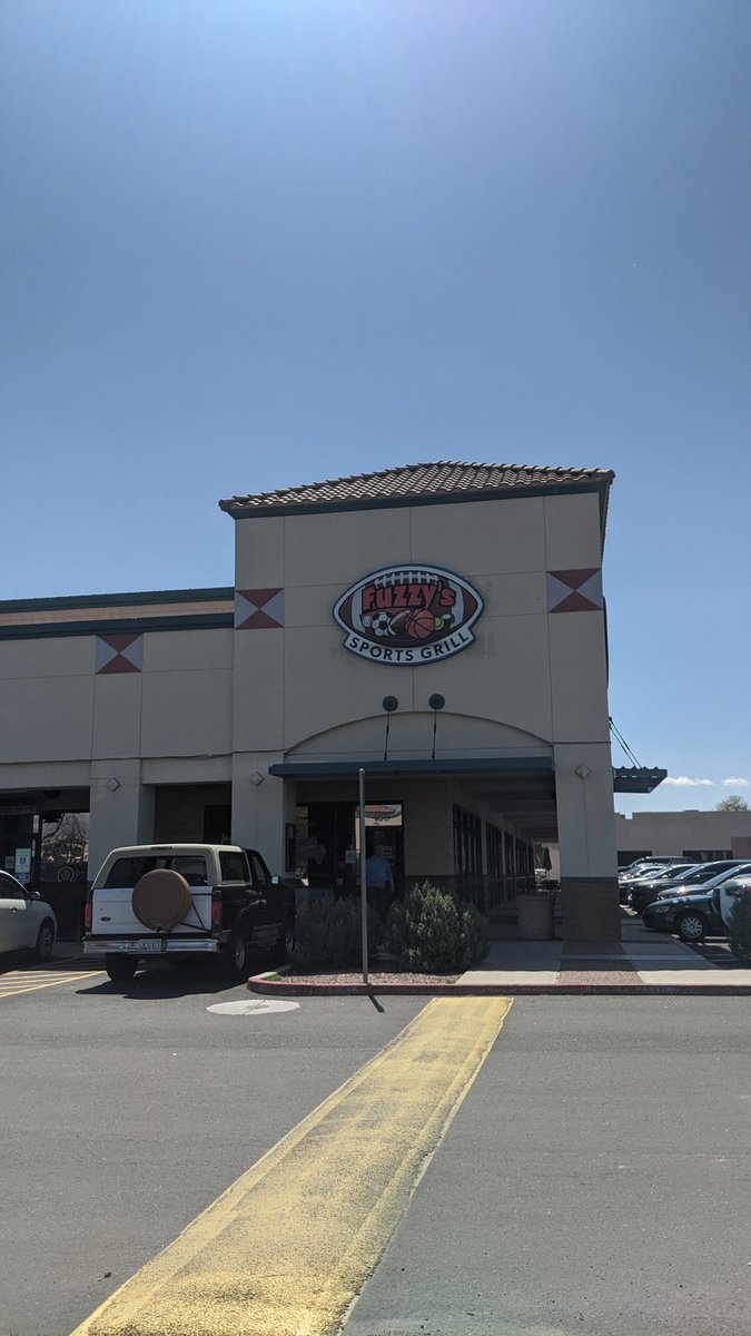 LemsTravie's tweet image. Heyyyyy @machinegunkelly #Fuzzys #bar