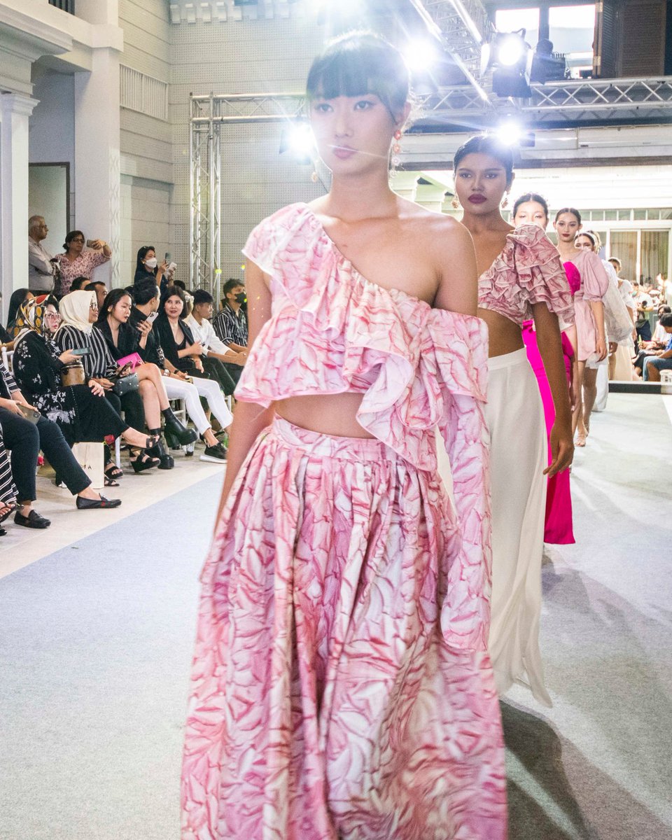 ThaiFashionWeek's tweet photo. AUREI LÚA Australia SS23 collection at THAILAND FASHION WEEK in Bangkok. 

#thailandfashionweek #aureilua #aureiluaaustralia #australia #australiandesigner #rtw #bangkok #thailandfashionweekss23 #no1fashionweekinthailand #tfwss23 #astonmartinbangkok #harleydavidsonasia https://t.co/DIONbGaUe8