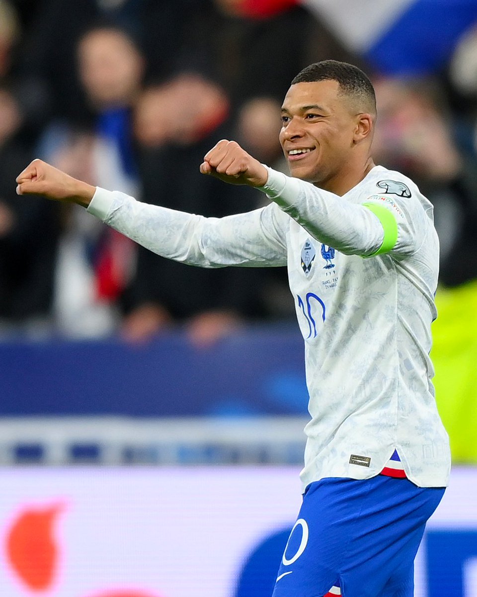 PSG_inside's tweet photo. ©️ @KMbappe 🇫🇷

Kylian Mbappé, 9e joueur du Paris Saint-Germain à arborer le brassard de capitaine en @equipedefrance ! ✨

#FRAPBS https://t.co/fEtvy8Ib2S