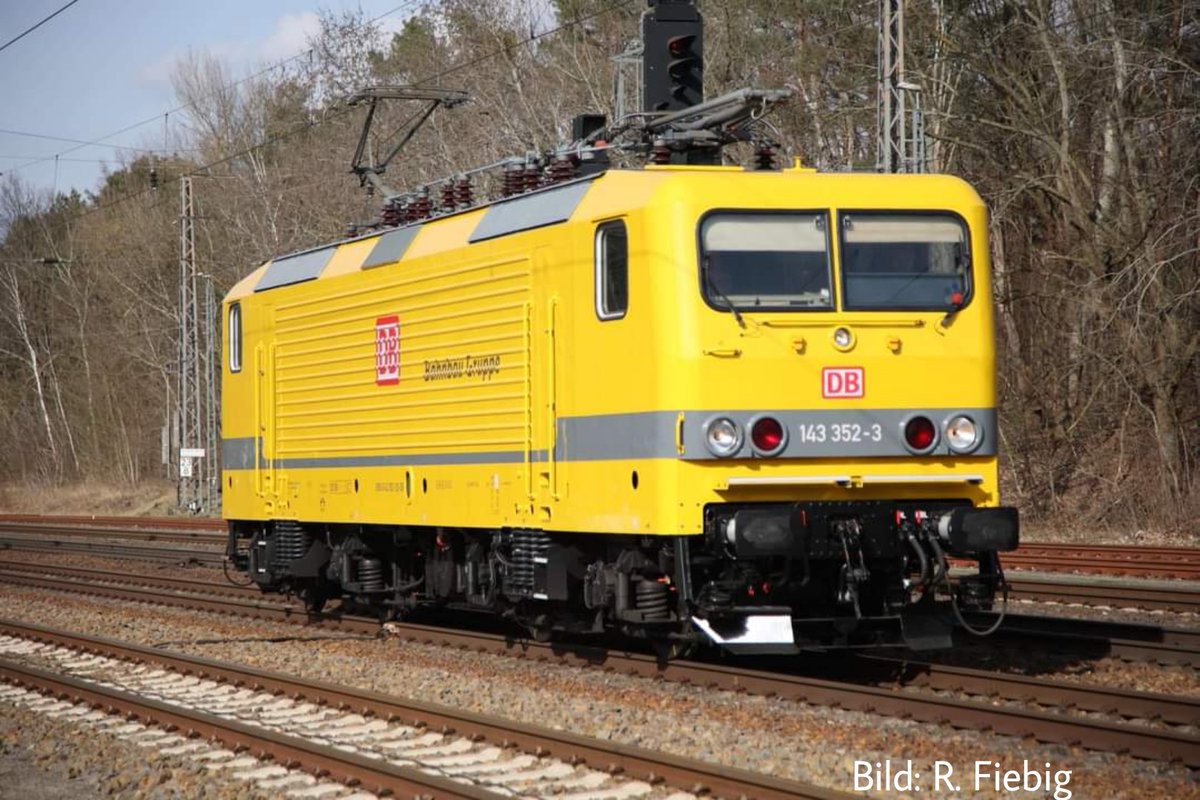 lokfuehrer_tim's tweet photo. Eine alte Lok in neuem Glanz ist auf den Schienen unterwegs.

Gebaut 1988 in der DDR beim VEB Lokomotivbau Elektrotechnische Werke „Hans Beimler“ in Hennigsdorf, versieht sie nun bei der DB Bahnbau Gruppe ihren Dienst. https://t.co/JMri5z6HmH
