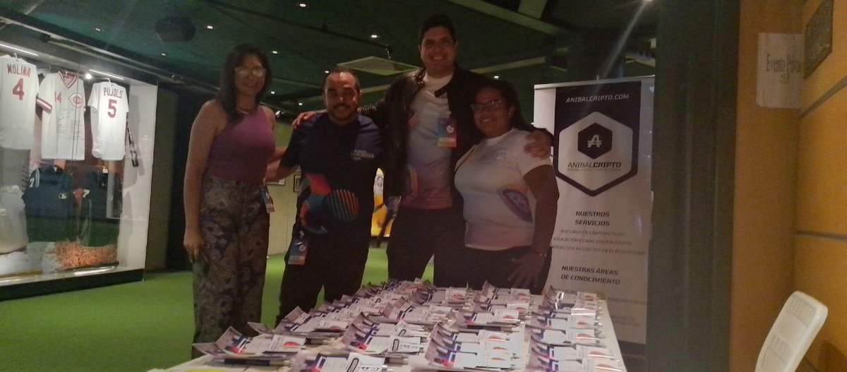 EzioRed's tweet photo. El equipo de #BitDeSemana en Valencia 🤩 https://t.co/DZB6k093Pf