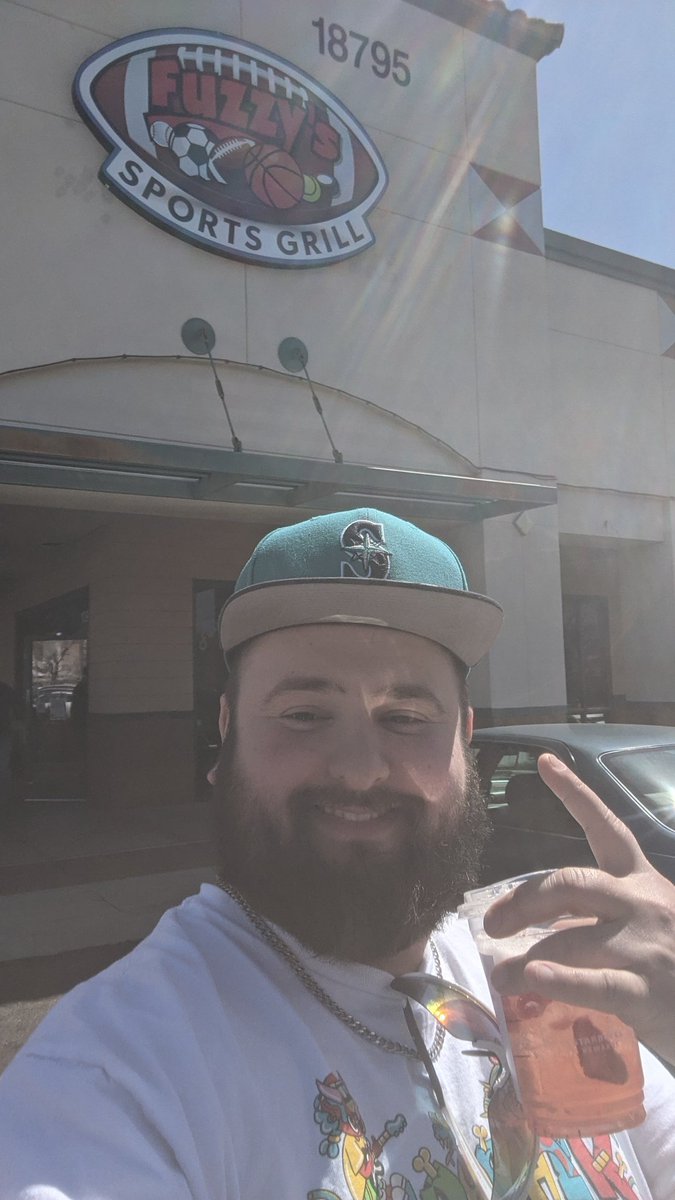 LemsTravie's tweet image. Heyyyyy @machinegunkelly #Fuzzys #bar