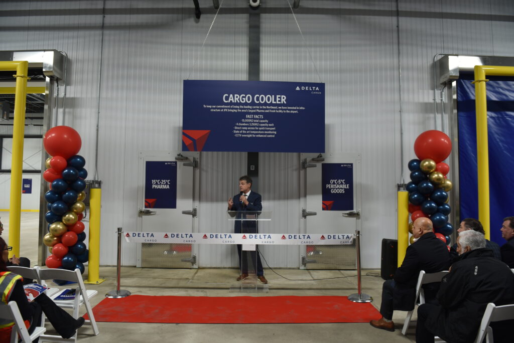 AvSourceNews's tweet photo. #NEWS | Delta Cargo has unveiled a new cargo cooler facility in New York’s John F. Kennedy International Airport (JFK), the largest of its kind at the airport.

Read more at AviationSource!

https://t.co/uMJ3wZFxYG

#DeltaCargo #JFK #AvGeek https://t.co/RfIXmTvw8O
