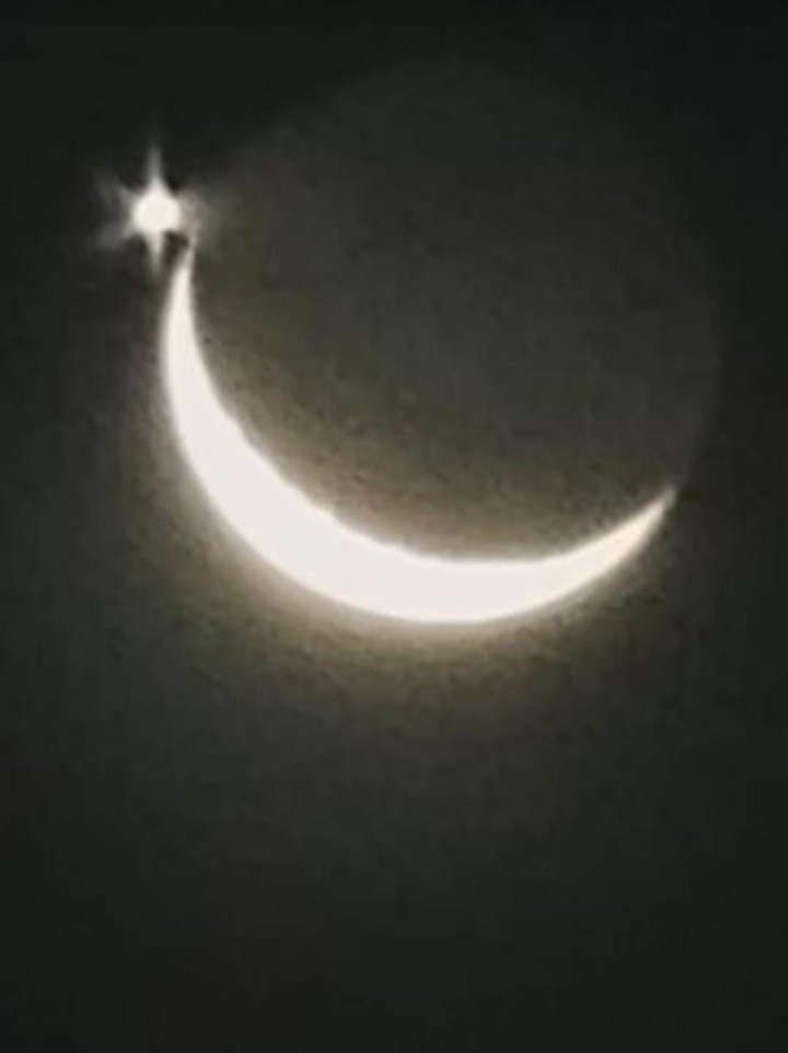 kinamariz's tweet photo. Menyaksikan fenomena Venus berdekatan dengan bulan. Masyaa Allah tabarakallah. 
Ramadan tahun ini memang sangat berbeda. https://t.co/nDHYPXm327