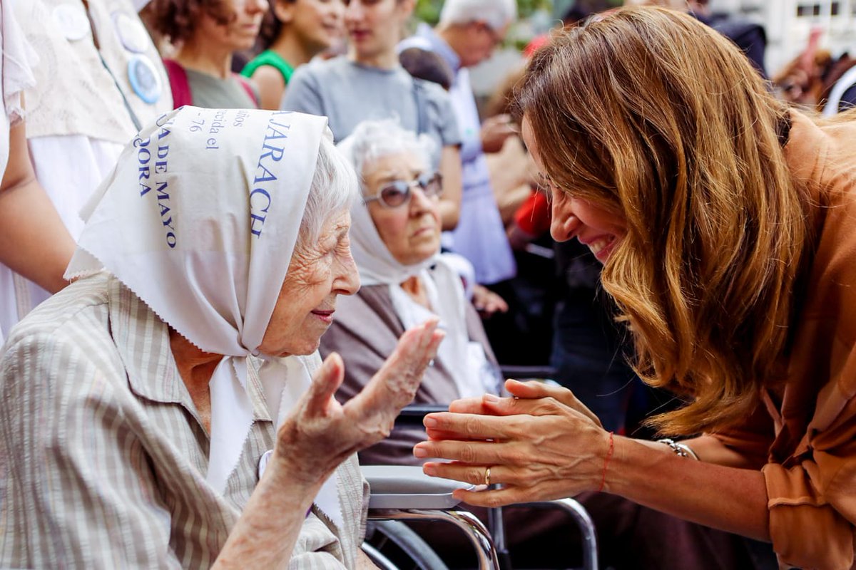 vtolosapaz's tweet photo. Vinimos este #24M a la Plaza a acompañar a nuestro Pueblo. A marchar por la Memoria, Verdad y Justicia.

A celebrar también 40 años de democracia, acompañando a nuestras madres y a nuestras abuelas. 

#DemocraciaParaSiempre
#47AñosDelGolpeGenocida https://t.co/WdQ5MIcEpj