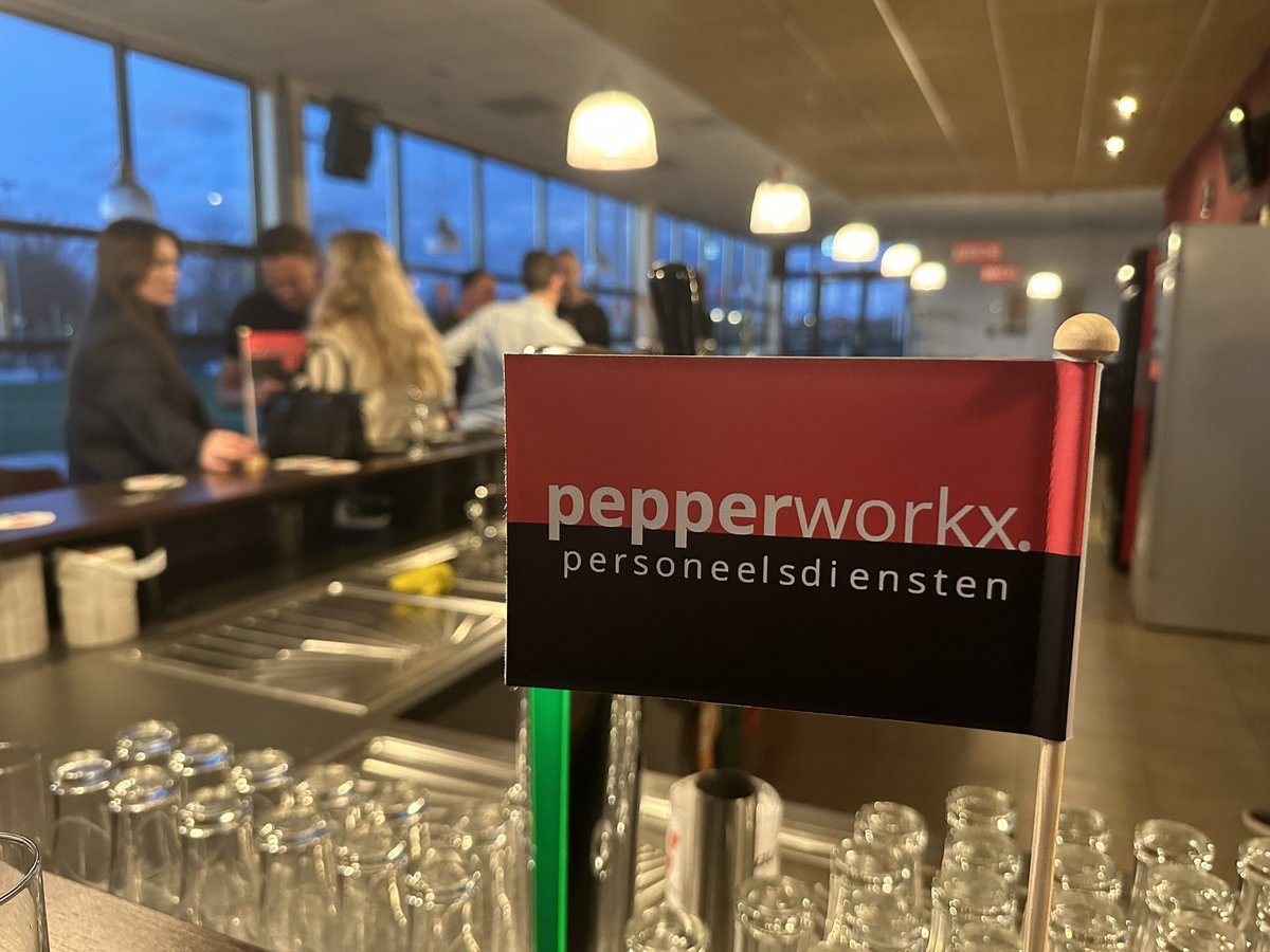 jeroenvanwerven's tweet photo. Sponsoravond @BeQuick28 gehad ! Mooie persoonlijke attentie gekregen. Top geregeld weer 👍🏼❤️🖤⚽️ #bequick28 #pepperworkx #heren2 #shirtsponsor https://t.co/JRCQtiQayK