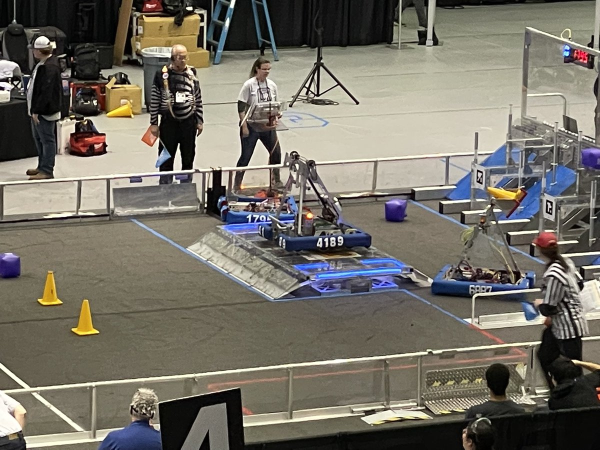 chrishildreth's tweet image. Team 4189 keeping it balanced and smooth! #pchgameday