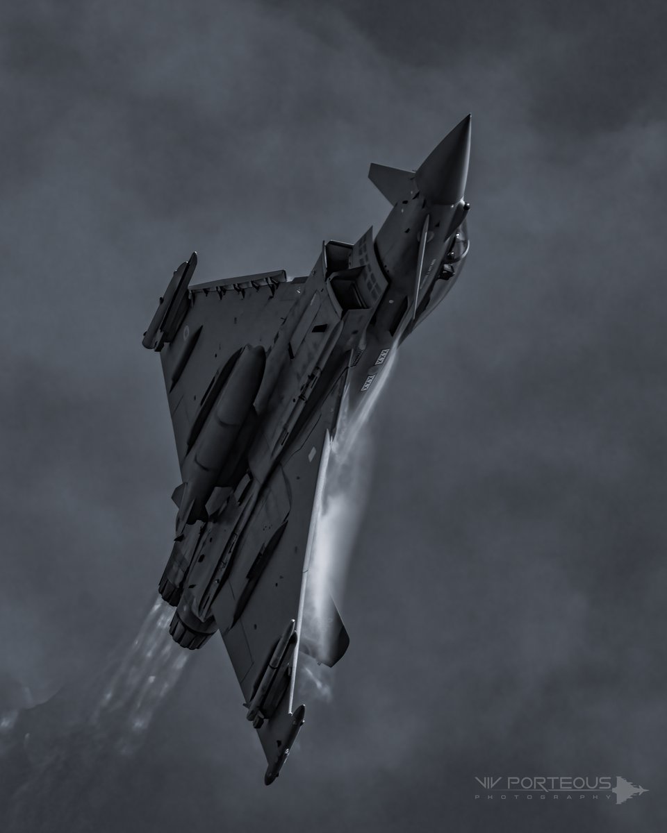 Viv_167's tweet photo. Maybe late in the day, but still time or a #PhoonFriday
@TyphoonDisplay @RAFTyphoonTeam @BAESystemsAir @RAFConingsby @eurofighter
#Phoontime #RAF #Typhoon #BringTheNoise #WeAreAnarchy #Anarchy1 #Sony #jet #Lincolnshire #avgeek #aviation #aviationlovers #POTN #Military https://t.co/QIAmNW7i4w