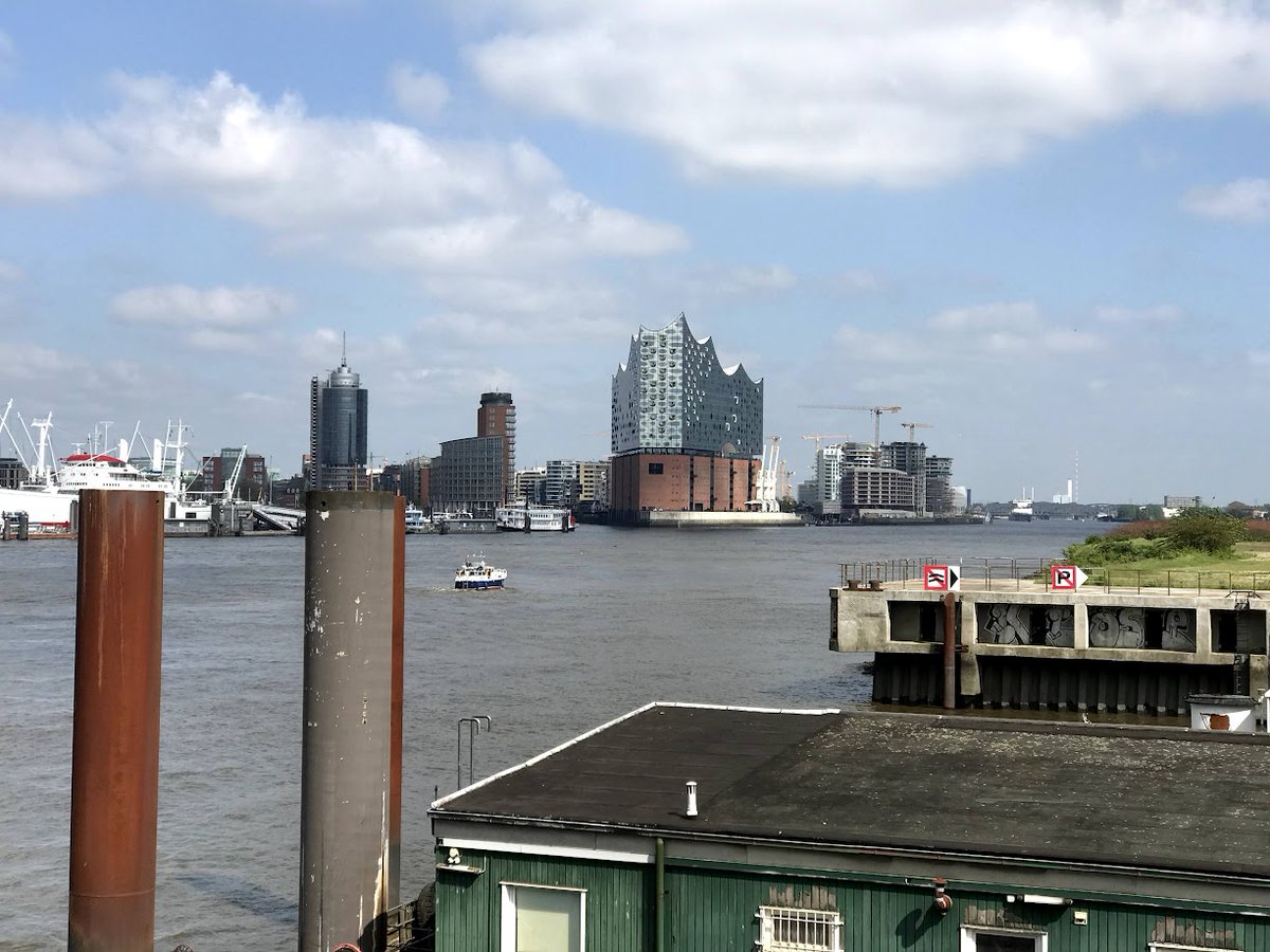 🌊🌉 Entdecke die #Hamburg Hafenperle! 📸 #Steinwerder am Alten #Elbtunnel: Atemberaubende Elbphilharmonie-Aussichten! 🚶‍♂️ Durchquere den Elbtunnel & gönn dir ein 🐟 Fischbrötchen bei 'Brücke 10'! 😋 Folge mir für mehr solcher Geheimtipps! #HamburgMeinePerle