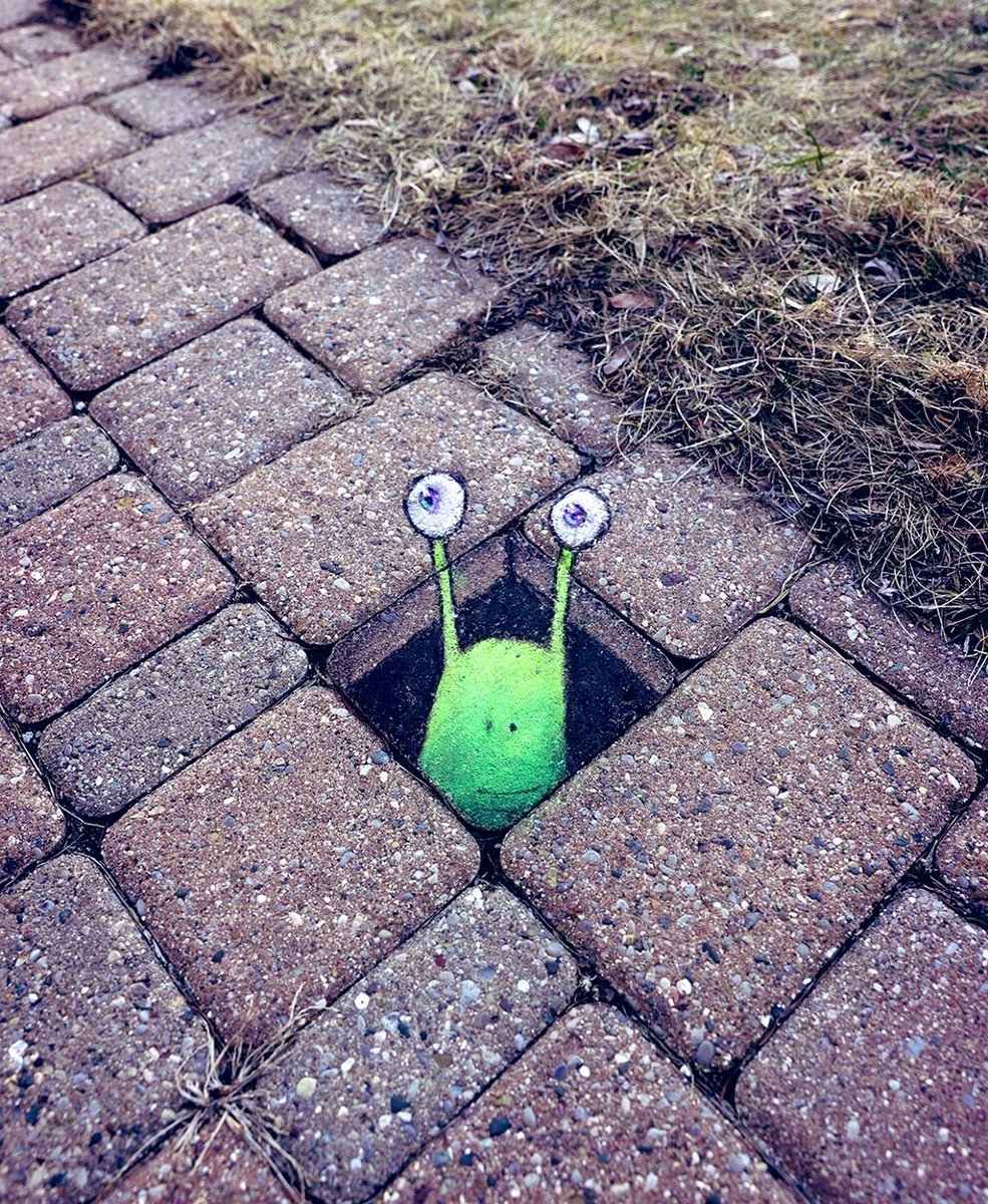 mostra4u's tweet image. Sluggo know a shift in the seasons when he feels one. 
#streetart #SidewalkChalk
#monster #hole #3Dillution