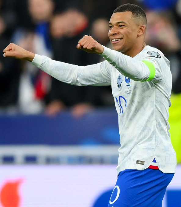 FsAy8LLWAAAOHv7?format=png&name=small