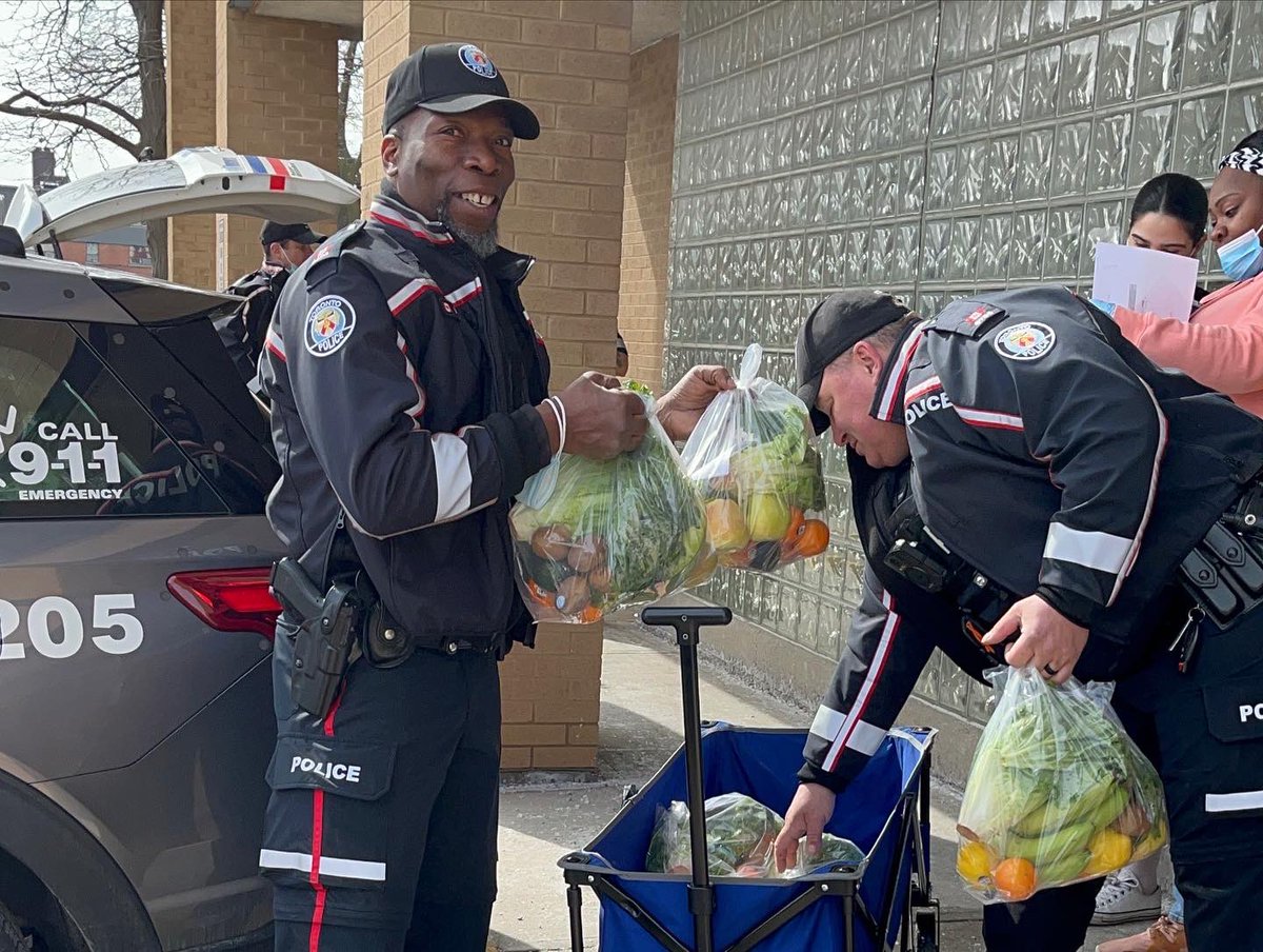Neighbourhood Community Officers participated in the Lawrence Heights Winter Produce program where we helped sort and distribute food to the elderly and most vulnerable members in our community. @cottonisabelle @tps_cpeu @torontopolice @tpaca1 @unisonhcs