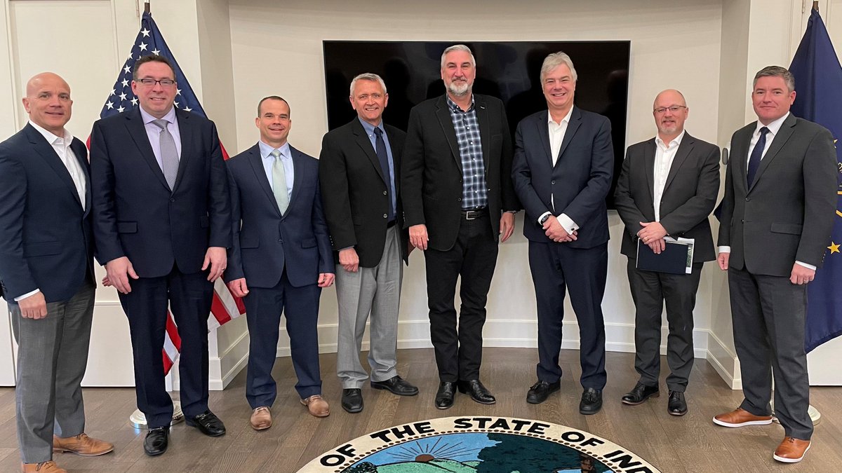 SkyWaterFoundry's tweet image. Today, the SkyWater team met with Indiana Governor Eric Holcomb regarding plans for fab investments and workforce development.  #chipsact #americanmanufacturing #semiconductorindustry