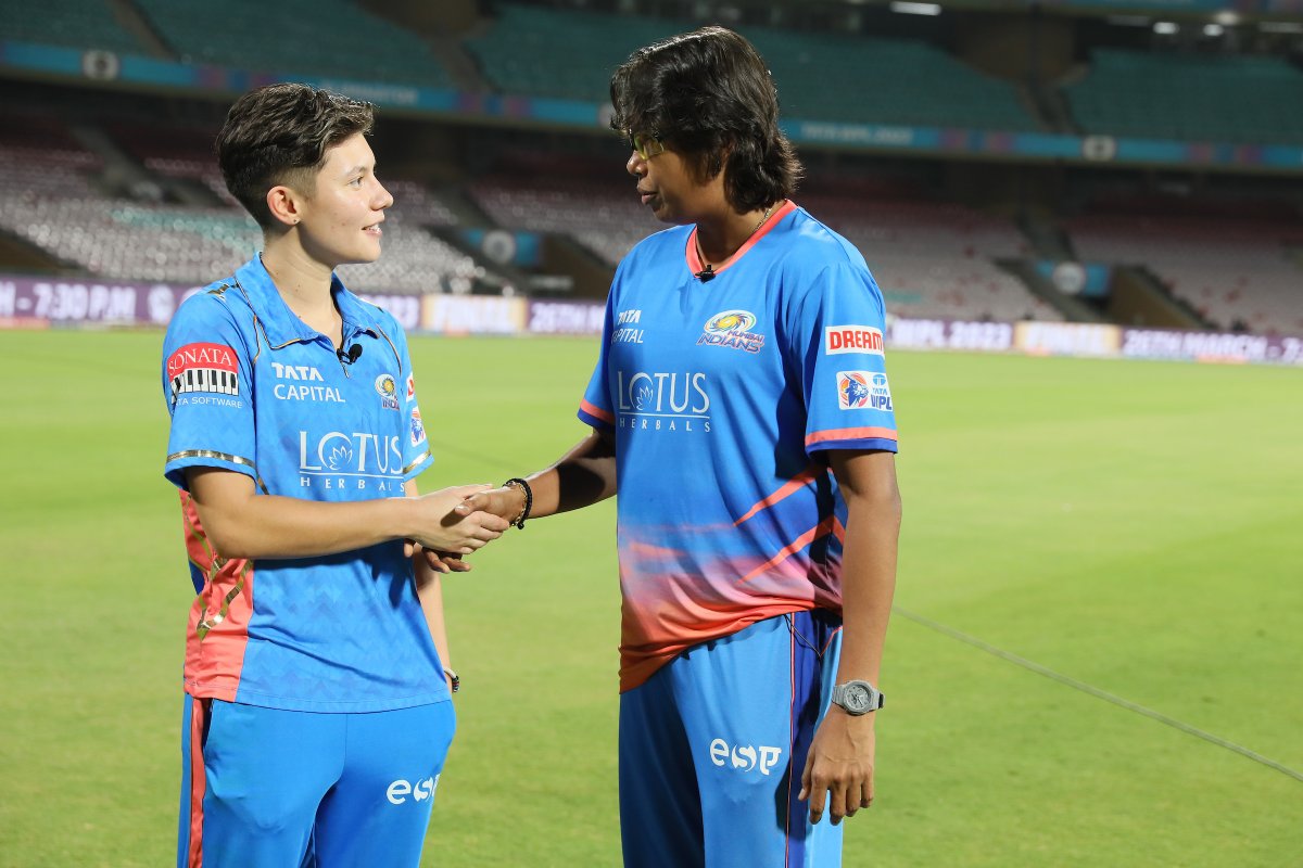 Issy Wong & Jhulan goswami #WPL What a night for @mipaltan Fan.