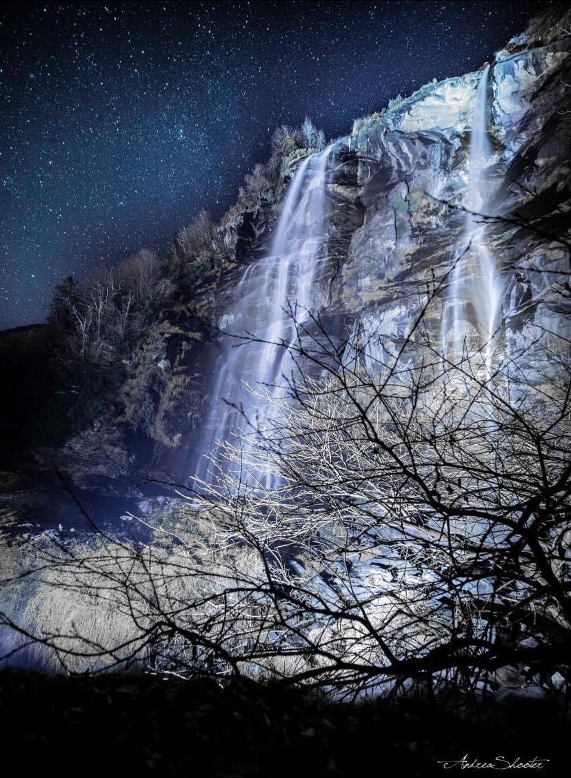 MassimoSertori_'s tweet photo. 🌌🏔️Impossibile non rimanere impressionati dalla bellezza delle #cascate dell’#Acquafraggia a #Borgonuovo di #Piuro/So.
Queste due cascate gemelle, con il loro maestoso spettacolo,sono state dichiarate ufficialmente #Monumento naturale di #RegioneLombardia
Buona serata! #montagna https://t.co/uZhOZKWzt9