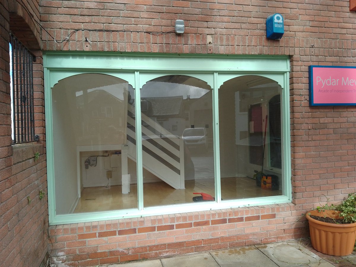 JustBooksGuy's tweet photo. Another empty shop in #Truro, one less #bookshop in #uk https://t.co/3rsYfezqVt