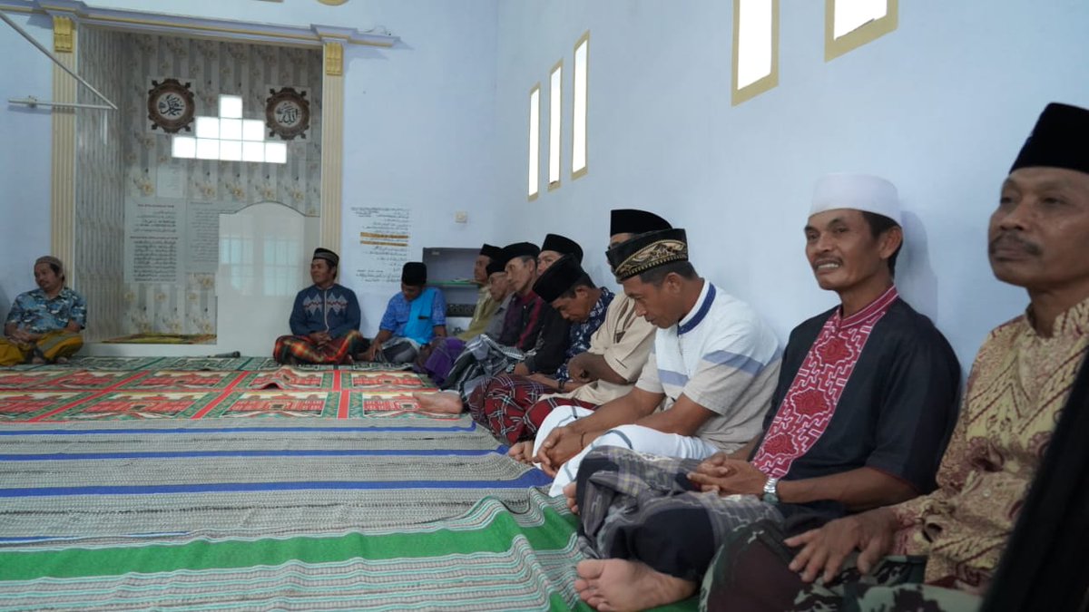 BanyuwangiS14P's tweet photo. Mempererat ukhuwah adalah bagian dari kontribusi kita dalam merawat persatuan &amp; kesatuan Bangsa apalagi di Bulan Ramadhan, inilah yg dilakukan oleh Ketua DPC @PDemokrat Banyuwangi Bp @Michael27179015 dgn agenda acara Safari Ramadhan bersama para Kyai, DPAC &amp; Fokkal Kec Glagah https://t.co/lei6oENxQm