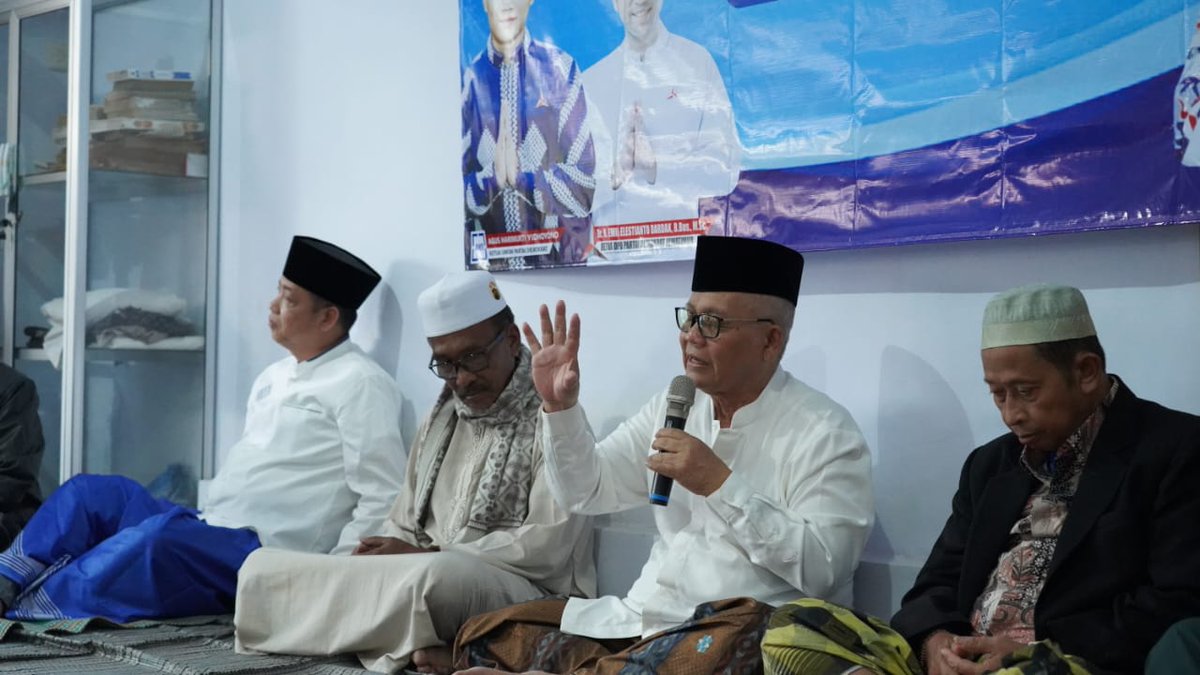 BanyuwangiS14P's tweet photo. Mempererat ukhuwah adalah bagian dari kontribusi kita dalam merawat persatuan &amp; kesatuan Bangsa apalagi di Bulan Ramadhan, inilah yg dilakukan oleh Ketua DPC @PDemokrat Banyuwangi Bp @Michael27179015 dgn agenda acara Safari Ramadhan bersama para Kyai, DPAC &amp; Fokkal Kec Glagah https://t.co/lei6oENxQm