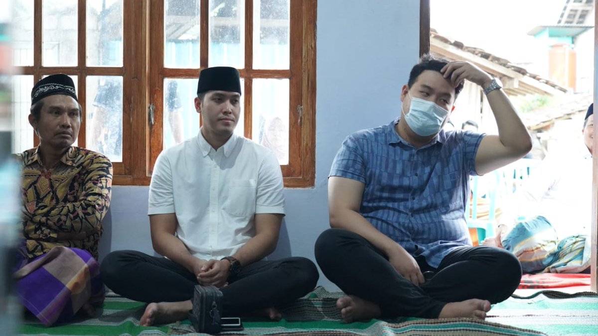 BanyuwangiS14P's tweet photo. Mempererat ukhuwah adalah bagian dari kontribusi kita dalam merawat persatuan &amp; kesatuan Bangsa apalagi di Bulan Ramadhan, inilah yg dilakukan oleh Ketua DPC @PDemokrat Banyuwangi Bp @Michael27179015 dgn agenda acara Safari Ramadhan bersama para Kyai, DPAC &amp; Fokkal Kec Glagah https://t.co/lei6oENxQm