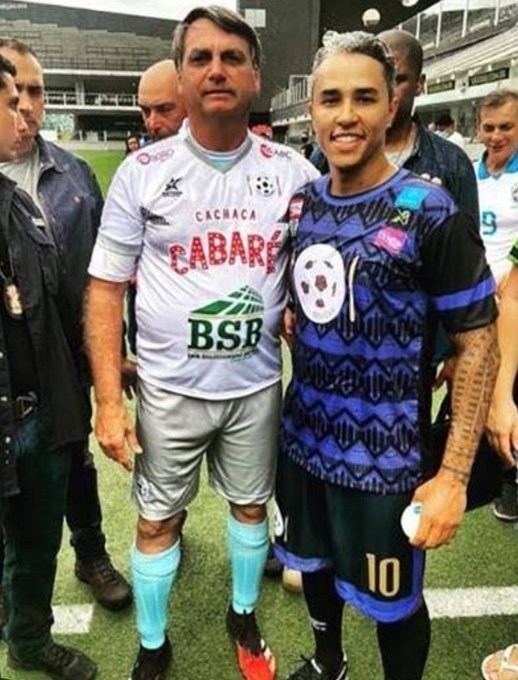 BrasilPost13's tweet photo. Porque Moro e Jovem Pan querem ligar Lula ao PCC e não Jair Bolsonaro que tirou foto com Fredy da Silva, tesoureiro do PCC, e solicitou ao Moro cancelar a transferência de Marcola, conhecido chefe da facção? 💩🇺🇸👇 https://t.co/vvWEqE88ET