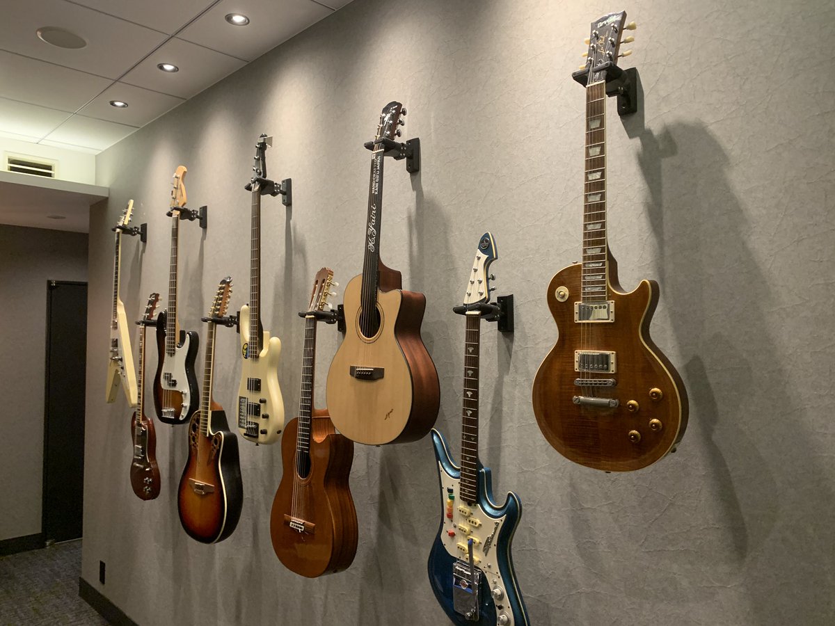 Rich_guitarist's tweet photo. チラ見せ（続き）
以前は楽器の置き場所にも苦労していたので、壁を利用して収納&amp;インテリアの両立を狙った結果、優勝です🏅🏆

#snksoundteam #snk https://t.co/7k98Gh7JbR