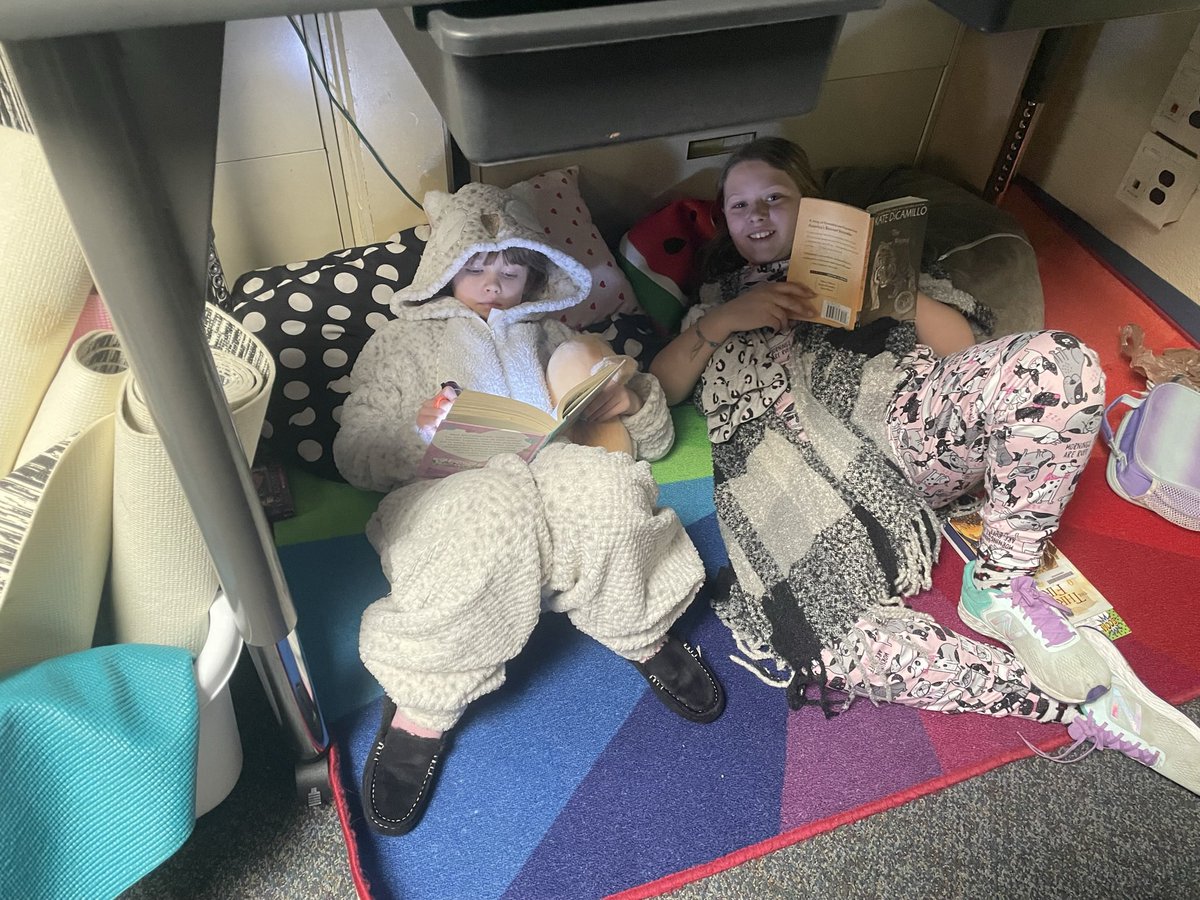 MrsGurney4's tweet photo. Forts, fiction, and flashlights 🔦💙 Happy Spring break! #PeaceLoveParsons #GSDPride #ParsonsPirates https://t.co/8AXQ5CGfVX