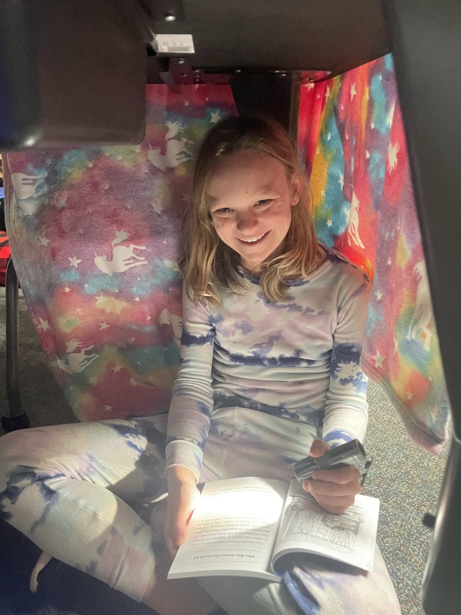 MrsGurney4's tweet photo. Forts, fiction, and flashlights 🔦💙 Happy Spring break! #PeaceLoveParsons #GSDPride #ParsonsPirates https://t.co/8AXQ5CGfVX