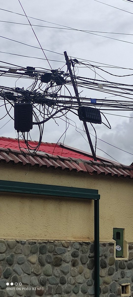 mcaridadvazquez's tweet photo. Yo como buena ciudadana sigo tomando fotos de este desastre en Cuenca, una maraña de cables por toda la ciudad. Unos caen hasta en las veredas.
Favor RT para que @MunicipioCuenca y @centrosur_ec  digan algo!!!! https://t.co/62x6B4kM7t