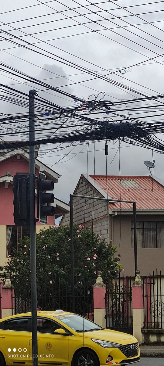 mcaridadvazquez's tweet photo. Yo como buena ciudadana sigo tomando fotos de este desastre en Cuenca, una maraña de cables por toda la ciudad. Unos caen hasta en las veredas.
Favor RT para que @MunicipioCuenca y @centrosur_ec  digan algo!!!! https://t.co/62x6B4kM7t
