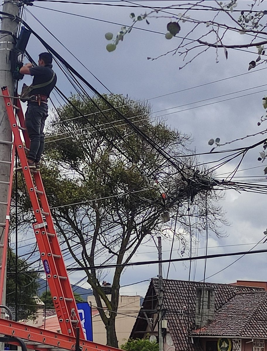 mcaridadvazquez's tweet photo. Yo como buena ciudadana sigo tomando fotos de este desastre en Cuenca, una maraña de cables por toda la ciudad. Unos caen hasta en las veredas.
Favor RT para que @MunicipioCuenca y @centrosur_ec  digan algo!!!! https://t.co/62x6B4kM7t