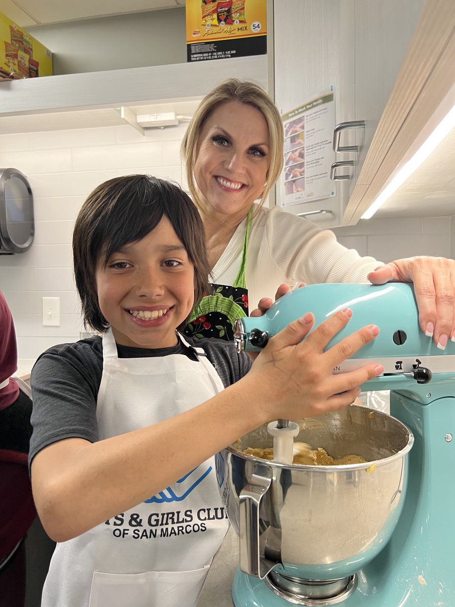 boysgirlsclubsm's tweet photo. Club members had a great time baking some delicious cookies with the Mayor of San Marcos @RebeccaJ516 
Thank you for visiting our Zable Foundation Branch and giving our Club members this memorable experience. 

#bgcsm #greatfutures #cookies https://t.co/ZmYOLJQe6C