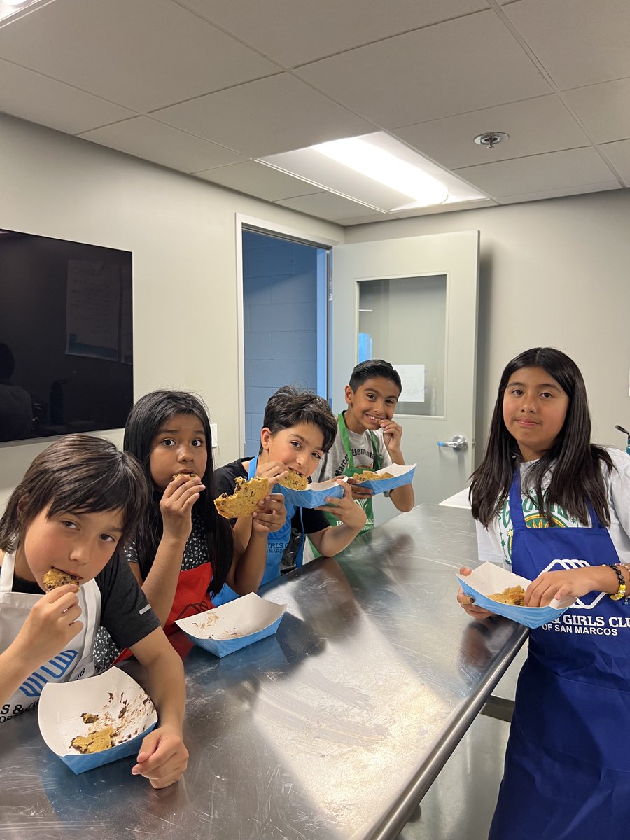 boysgirlsclubsm's tweet photo. Club members had a great time baking some delicious cookies with the Mayor of San Marcos @RebeccaJ516 
Thank you for visiting our Zable Foundation Branch and giving our Club members this memorable experience. 

#bgcsm #greatfutures #cookies https://t.co/ZmYOLJQe6C