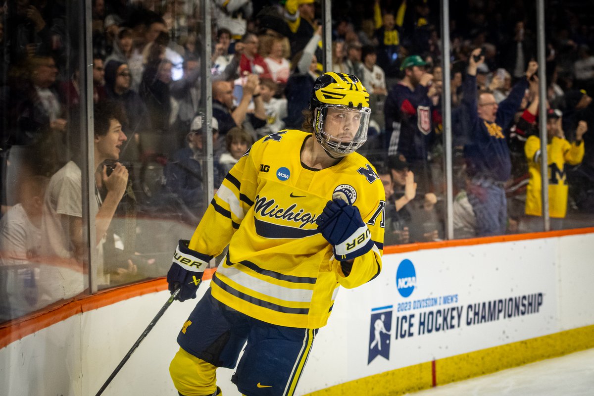 umichhockey's tweet photo. That's four goals in 4:56 as Michigan takes a 6-0 lead 12:31/2nd https://t.co/p4NkGVFiiX