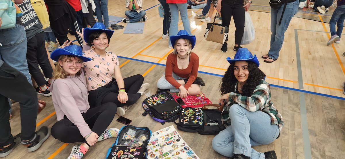 Sreddy1975's tweet photo. Competition is tomorrow. Today is pin trading to kick off @Texas_DI! Such a fun way to meet kids from all over the state. And seeing the best regional directors from @HeartOfTXCPSO!
#idodi #destinationimagination #1Lisd https://t.co/40NSpVwQxu