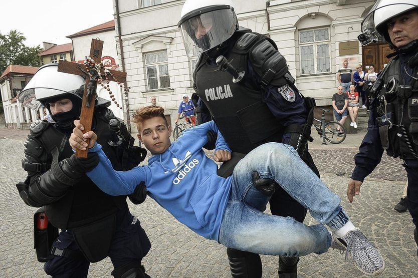 qriswell's tweet photo. Niño de 15 años con crucifijo en mano bloquea marcha LGBT, en la ciudad de Płock, Polonia. Para el joven este tipo de eventos no deben existir y por ello acudió a un crucifijo y rosario para "contrarrestar las malas acciones".

Oremos por más jóvenes como este. https://t.co/UeouIHnVQy