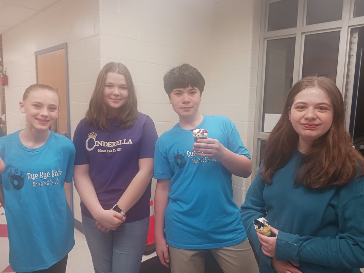 cpsbulldog's tweet photo. A great time was had by all this evening with friends coming from near and far for the amazing production of Bye Bye Birdie! #cpspride! https://t.co/MgIuphlNir