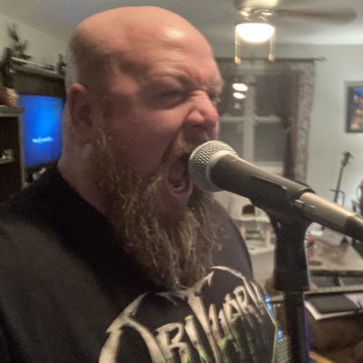 #NewProfilePic

Amazing session tonight with @BeyondEternal_ for scratch tracks for the EP. It was perfect #metal #metalvocalist #vocalist #harshvocals #shure #microphone #shuremicrophones