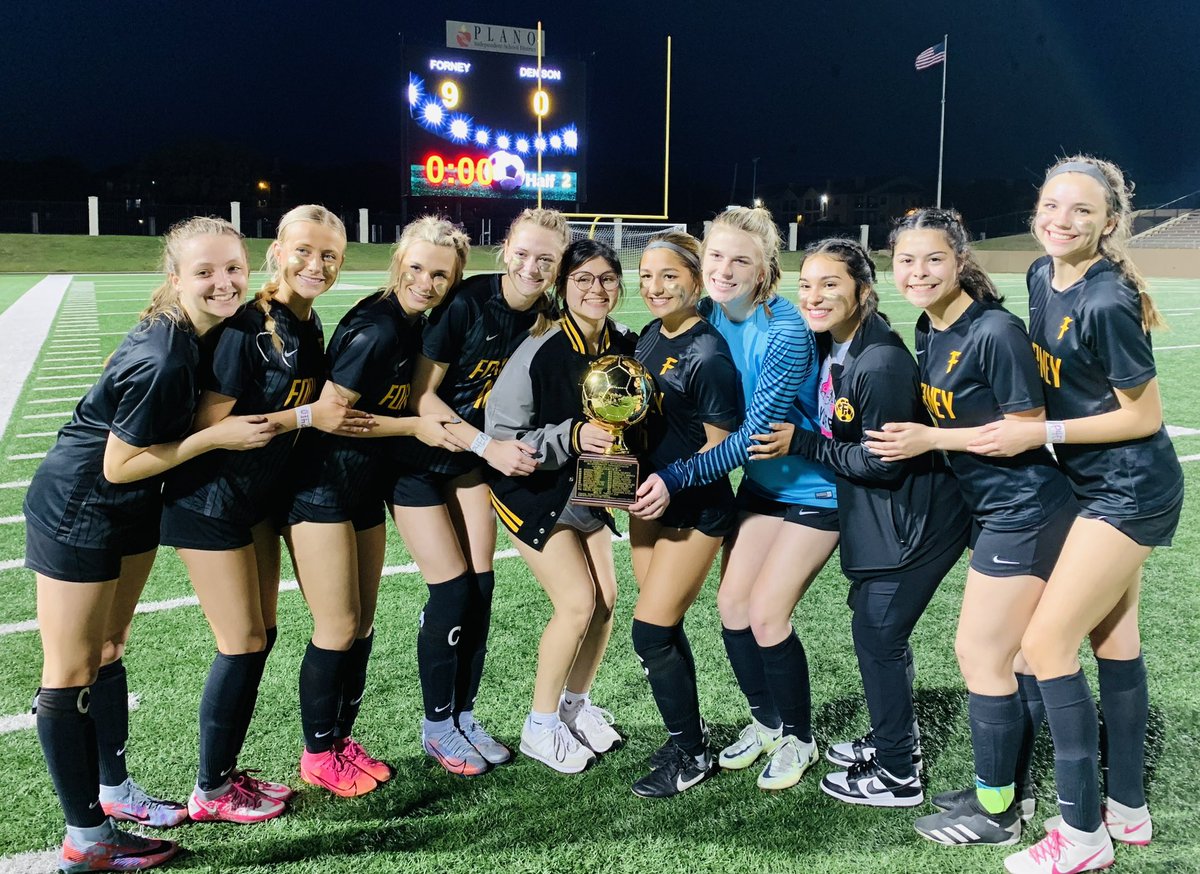 This one is for the seniors 🤍🖤⚽️