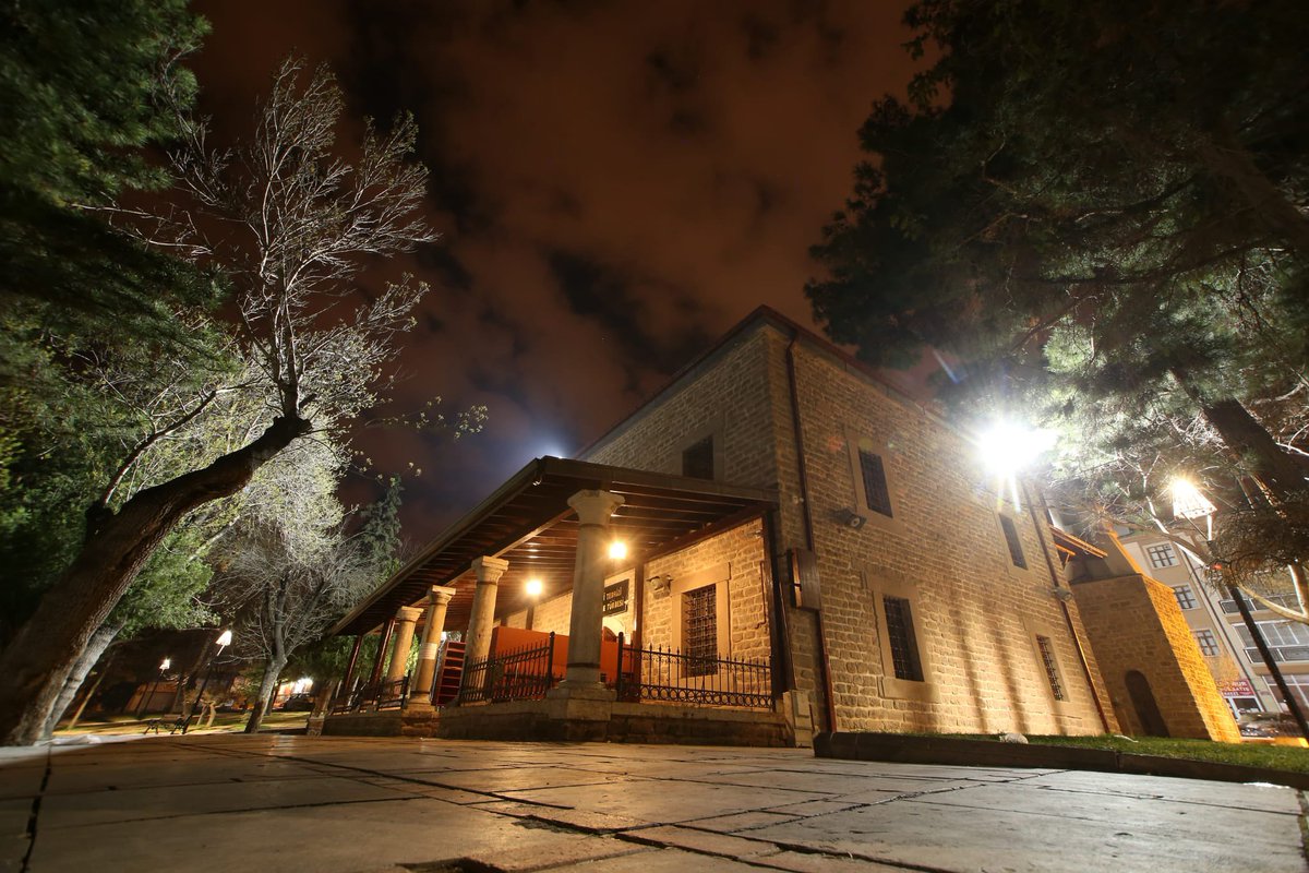 u_ibrahim_altay's tweet photo. Vaktimiz bereketli olsun. 

Hayırlı sahurlar. 

…
📷 Şems-i Tebrizi Camii ve Türbesi https://t.co/EE6CQpv1Cp