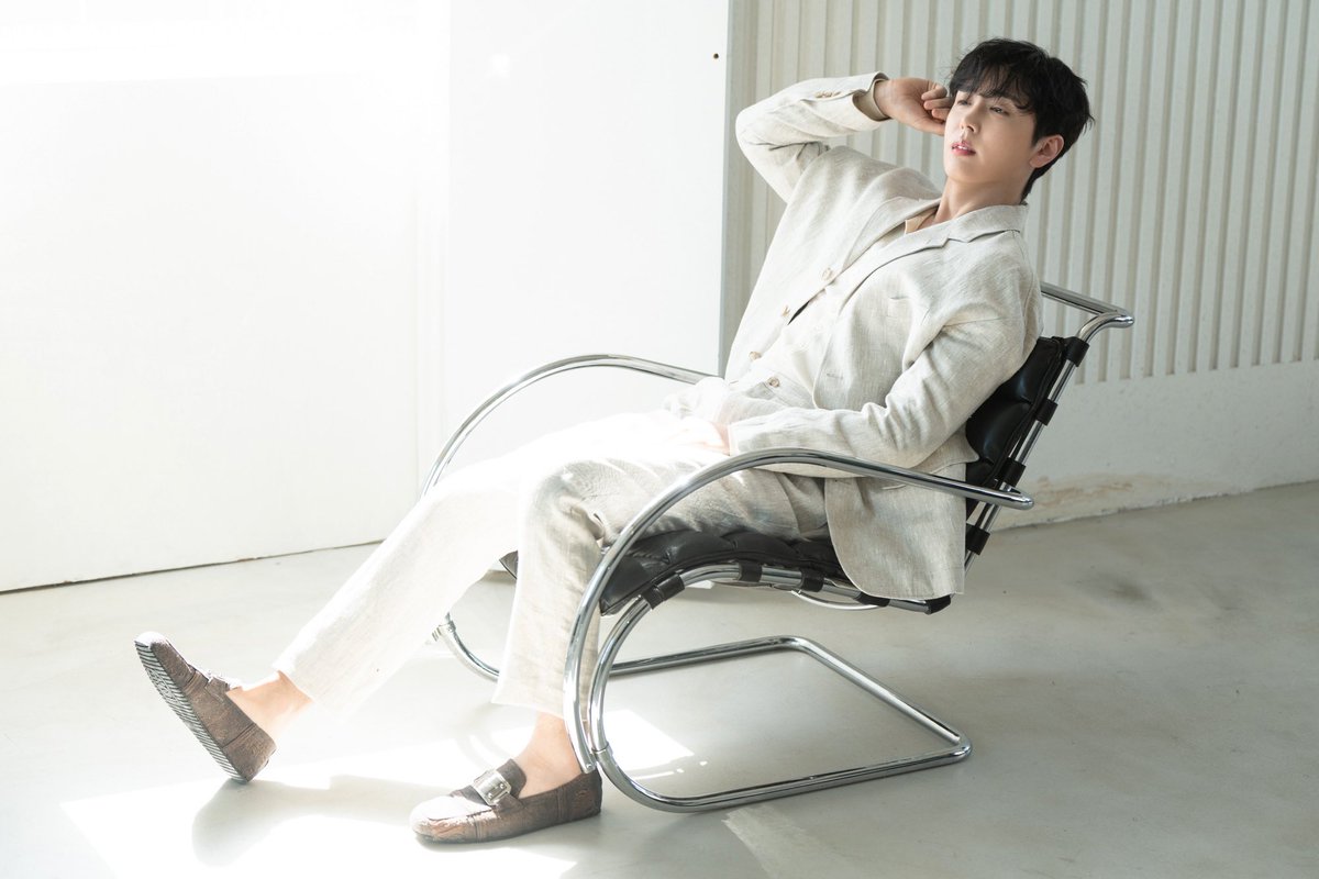 자코모 소파 광고 찍어야된다고 생각해 나는