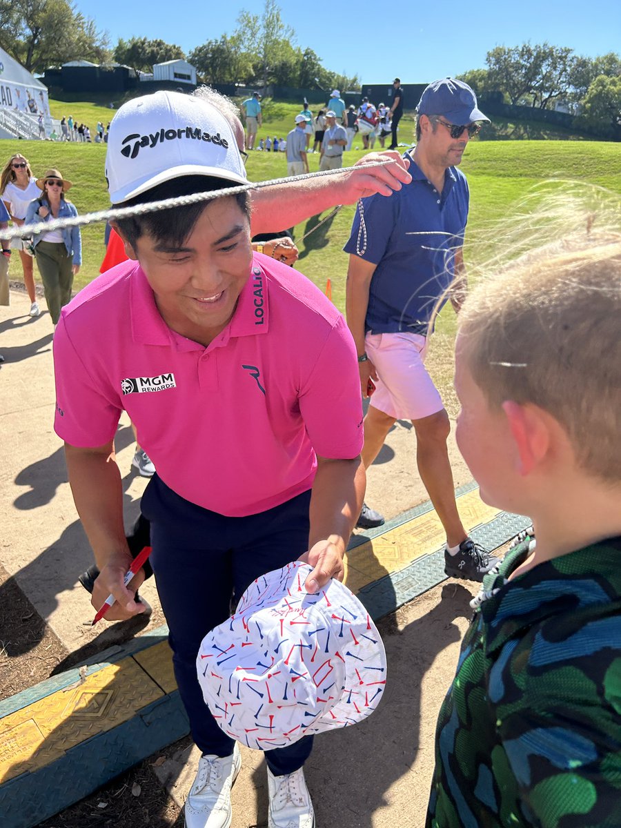 RyanGromfin's tweet photo. @Kurt_Kitayama thanks for making my kids day!  Go get em tomorrow! https://t.co/UTRMr6xqTt