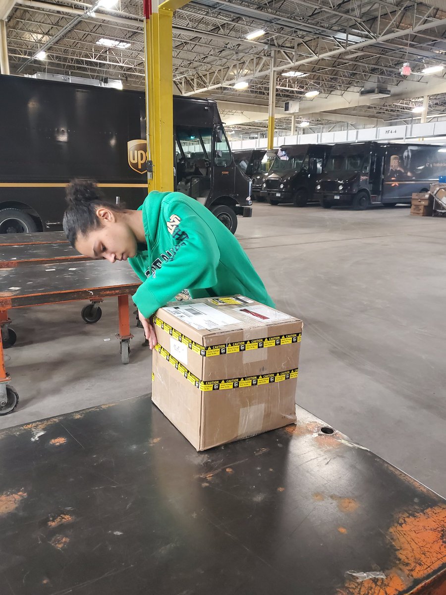 I am so proud of Mya! She is following our methods like a pro! Wrapping over 70 lbs tape around an unmarked ereg! ON ALL 4 SIDES! Look at her go! 🎉🎉🎉
.
#TeamUPS #ShakopeeUPS #YouBelongHere #UPS <a href="/ShakopeeUPS/">Shakopee UPS</a>