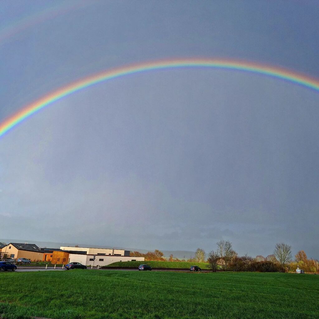 DVremix's tweet photo. C'était bizarre le temps aujourd'hui... Du soleil... De la pluie... Et donc forcément, ça devait arriver...
#rainbow #arcenciel #backtohome #springineurope #lorrainefrance https://t.co/cOlDnh2v0U https://t.co/ztdHYj3jYh