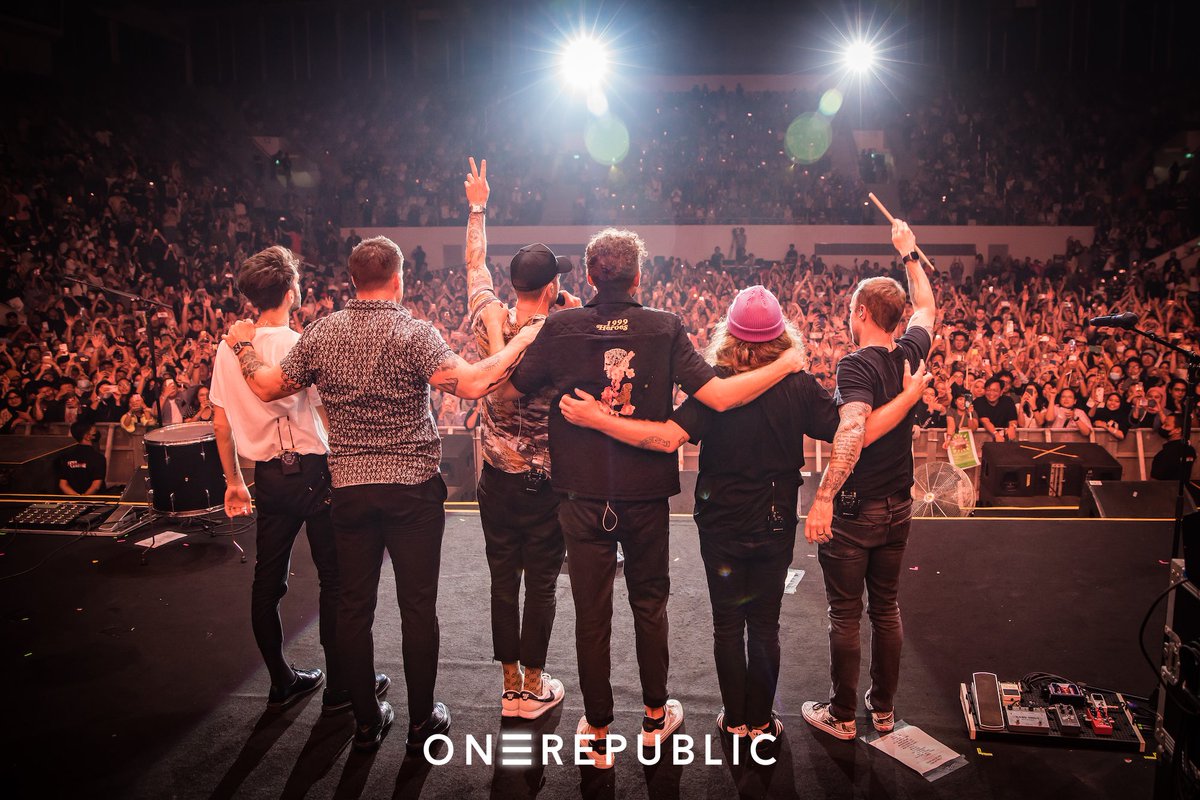 darkchoco_17's tweet photo. A month ago, @OneRepublic was show in Jakarta, Indonesia. 
Sooo sooo sooo good memories for me. It was like 10 years, the last they're visited Jakarta. 
And hope you guys keep doin' Asia tour and write Jakarta on the list. 🤍🤍🤍🔥

Sorry about the traffic, Sir. 💁🏾‍♀️
@RyanTedder https://t.co/KWYhDyabeX