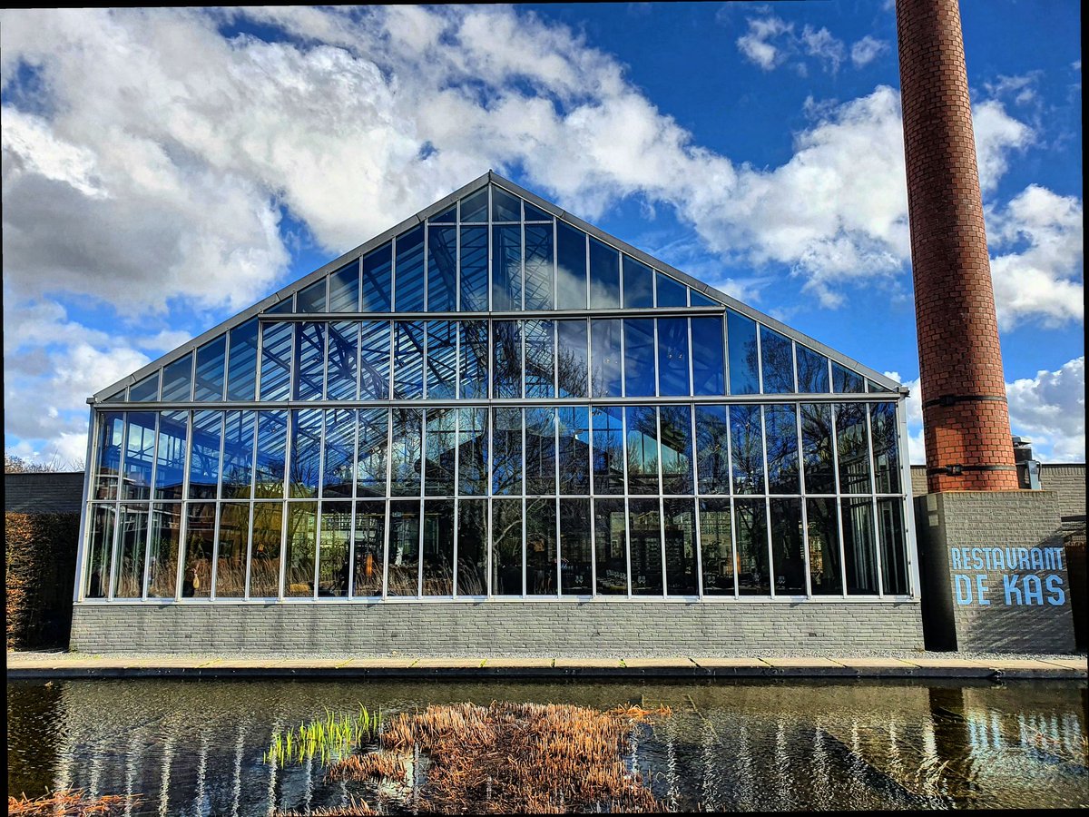 monteromonti's tweet photo. A ver si me explico... Cuando uno se acerca a #DeKas no imagina que está en el corazón de un parque urbano, junto a un canal asilvestrado; ni que las mesas están abiertas al cielo nórdico y la materia prima con la que van a cocinar se cultiva... en el mismo #restaurante 👇🪡 https://t.co/b4iGoMTu4B