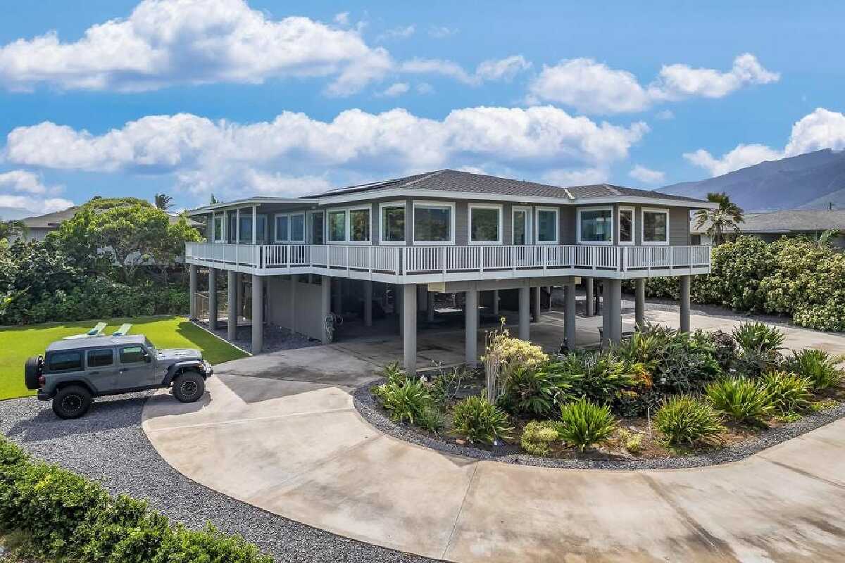 GenuineChicago's tweet photo. In Maui, life revolves around the beach. The $5.5-million plantation-style residence in Wailuku on Hawaii’s second-largest island takes full advantage of its oceanfront setting. https://t.co/YW9vRIESar https://t.co/b10mH9GP2j